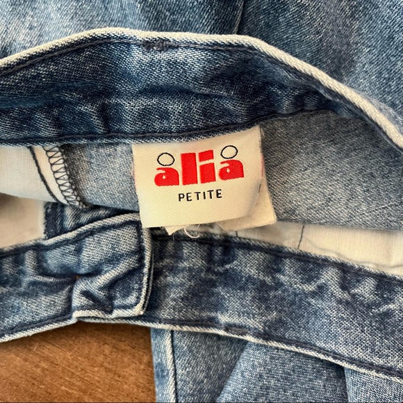 Vintage 90's Medium-Light Wash High Waist Mom Jeans - Picture 7 of 8